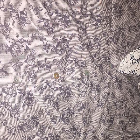 Super Cute Grey Striped Rose Button Down Large - Picture 3 of 4